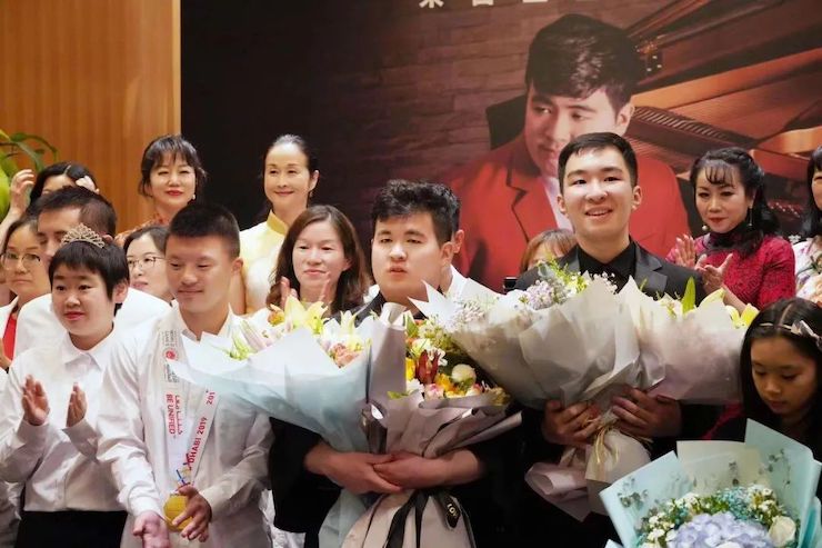 音乐双子星，点亮冬日激情！——QG刮刮乐未来艺术家刘明康爱心公益音乐沙龙